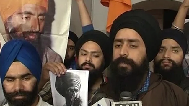 Sikh protestors show a poster of slain Khalistan militant leader Jarnail Singh Bhindranwale. (Photo: ANI video grab)