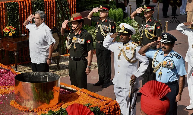 Defence Minister Manohar Parrikar, Chief of Army Staff, General Dalbir Singh Suhag, Vice Chief of Naval Staff Vice Admiral P Murugesan and Chief of Air Staff Air Marshal Arup Raha pays homage at Amar Jawan Jyoti on the occasion of Kargil Vijay Diwas. (Photo: PTI)