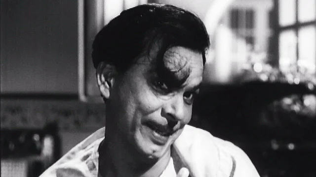 Johnny Walker in a comic scene from <i>Chaudvin Ka Chand </i>(1961)