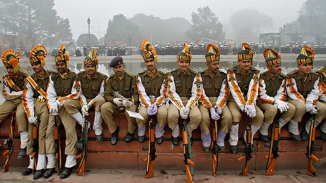 ITBP personnel sit on the embankment of an artificial fountain during a rehearsal for the Republic Day parade in New Delhi, 20 January, 2012. (Photo: Reuters)
