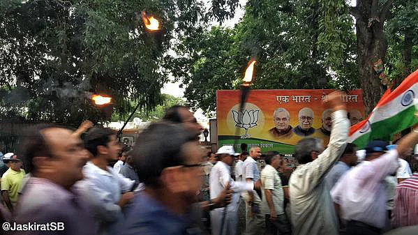 OROP protesters marching past the BJP HQ on their way to Amar Jawan Jyoti. (Photo: Twitter/@JaskiratSB)