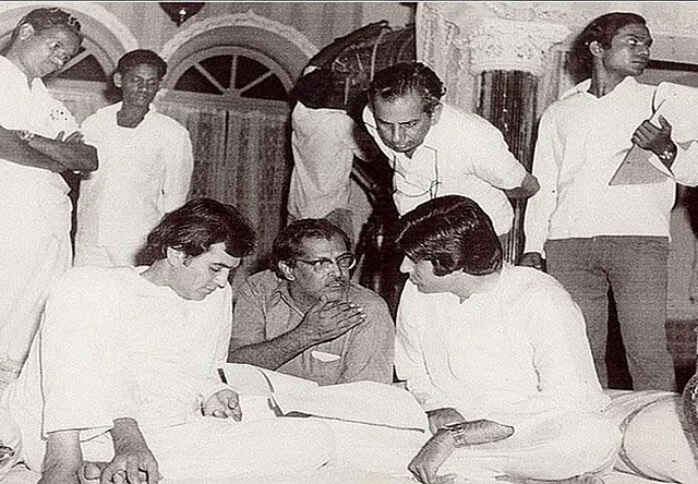 Hrishikesh Mukherjee with Amitabh Bachchan and Rajesh Khanna during the shooting of <i>Namak Haram</i> (Photo: Twitter/@Indianhistorypics)