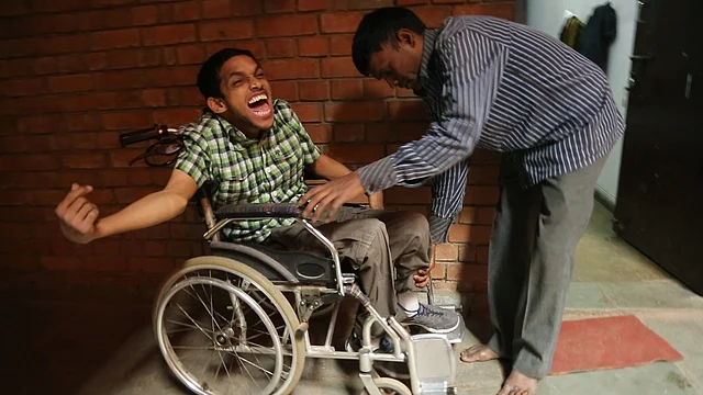 Akshansh is eternally grateful to his helper, Mahajan. Away from home, he is Akshansh’s 24x7 support. (Photo: Sanjoy Deb/<b>The Quint</b>)