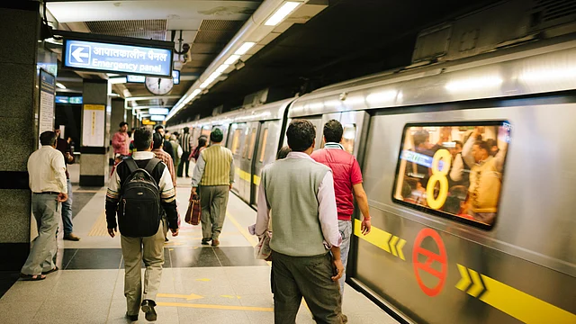 Commuters boarding the Delhi metro. More alternatives of public transport need to be provided. (Photo: iStock)