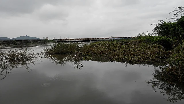 When the rains stopped and the release was reduced to less
than 5000 Cusecs per second, this is what the bridge looked like. (Photo Courtesy: Captain Mohan Ranganathan)