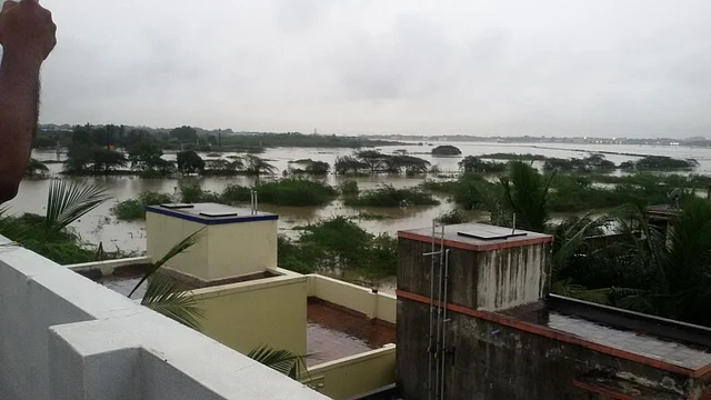 This is what the bridge and the airport looked like on
December 1, 2015, when 35000 Cusecs/sec water was released from the lake.
(Photo: Captain Mohan Ranganathan)
