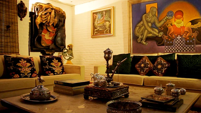 Satish Gujral’s living room dominated by his art works on canvas, burnt wood and bronze (Photo Courtesy: Sahar Zaman)
