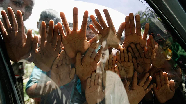 Children of tea garden workers beg for food in the closed Chinchula tea garden estate, about 165 km from Siliguri, West Bengal. (File photo: Reuters)