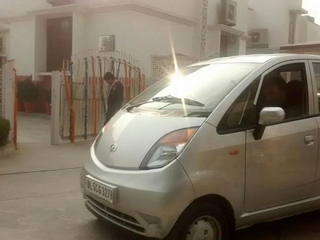 AAP member Gopal Rai arrives at Satyendra Jain’s residence to carpool. (Photo courtesy: Abhinav Rai’s Twitter feed)