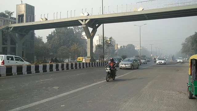 Rush hour on the Outer Ring Road. (Photo: Aviral Virk/<b>The Quint</b>)