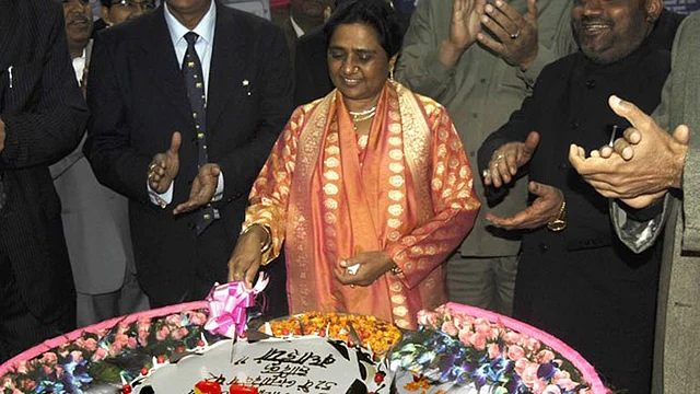 File photo of Bahujan Samajwadi Party chief Mayawati opulently celebrating her birthday. (Photo Courtesy: Facebook/<a href="https://www.facebook.com/MayawatiBSP/">@MayawatiBSP</a>)