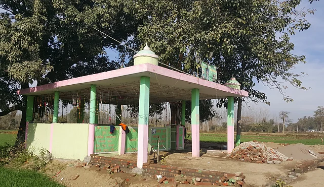 The non-descript shrine of a peer at Taloor village where Gurdaspur SP Salwinder Singh, his jeweller friend Rajesh Verma and cook Madan Gopal visited. (Photo: Chandan Nandy/<b>The Quint</b>)