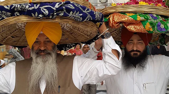 Gurdaspur SP Salwinder Singh (right) in the company of Sucha Singh Langah, a minister in the cabinet of Punjab Chief Minister Parkash Singh Badal, at a dargah. (Photo: <b>The Quint</b>/Chandan Nandy)