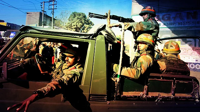 Armed forces during the counter-terror operation at Pathankot (Photo altered by <b>The Quint</b>)