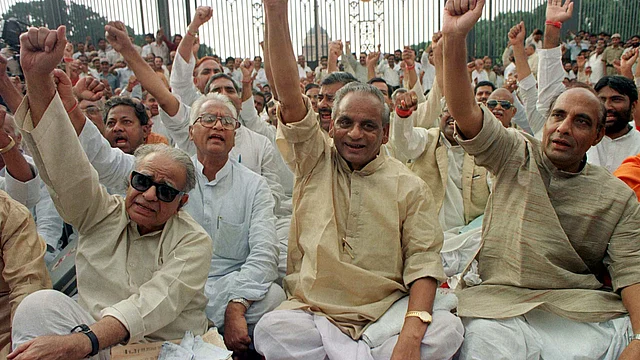 A file picture of Kalyan Singh and Rajnath Singh during a sit-in protest at Rashtrapati Bhavan, New Delhi. (Photo: Reuters)