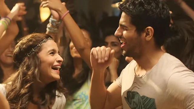 A screengrab from the song <i>Kar Gayi Chull</i> (Photo Courtesy: YouTube/<a href="https://www.youtube.com/watch?v=NTHz9ephYTw">SonyMusicIndia</a>)
