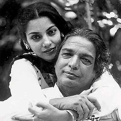 Shabana Azmi with her beloved father Kaifi Azmi (Photo:www.azmikaifi.com)