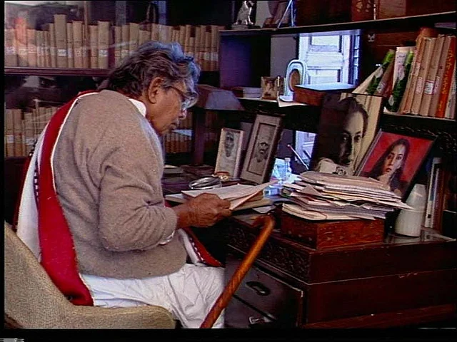 Kaifi Azmi, the poet at work (Photo: www.azmikaifi.com)