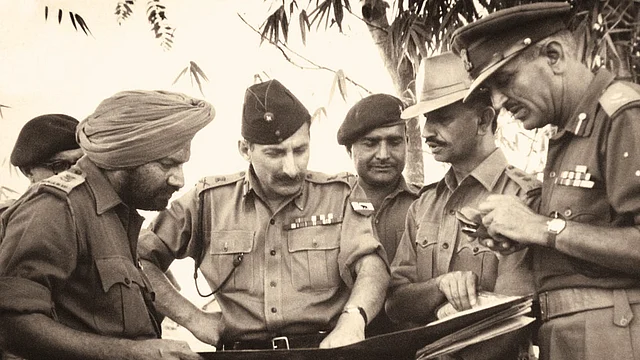 Sam Manekshaw drawing up battle plans. (Photo Courtesy: <a href="http://www.niyogibooksindia.com/wp-content/uploads/2014/04/Sam-Manekshaw-book-1.jpg"><i>niyogibooksindia</i></a>)