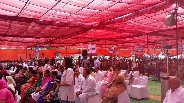 The members of the civic body bear the heat at Ramlila Maidan. (Photo: Twesh Mishra)