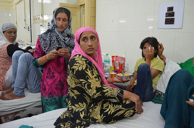 “They deliberately fired at our houses,” says Shameema, Tamanna’s mother, while trying to feed her daughter in Shri Maharaja Hari Singh Hospital. (Photo: Pradeepika Saraswat)