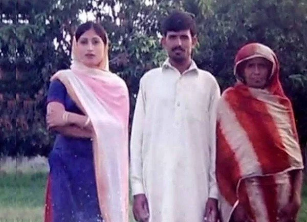 Qandeel with her estranged husband. (Photo Courtesy: AP)