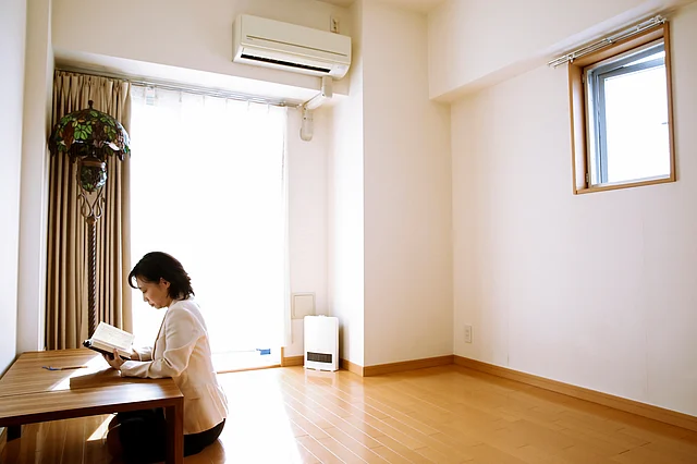 Minimalist Saeko Kushibiki demonstrates where she reads in her room in Fujisawa, south of Tokyo. (Photo: Reuters)