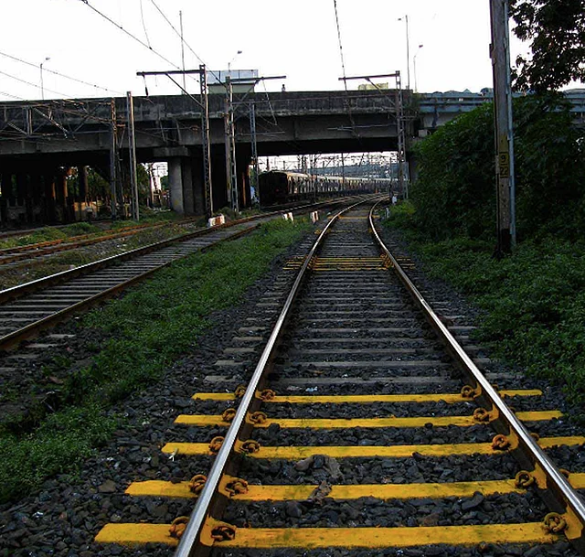 Alternate ties painted yellow to alert passengers of fast-moving oncoming trains. (Photo courtesy: FinalMile)