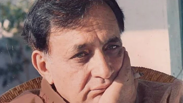 Randhir Singh, known in literary circles as ‘Kunwar Viyogi’, was bestowed with India’s top literary award in 1980 for his long Dogri poem ‘Ghar’. (Photo: Ayushman Jamwal/ <b>The Quint</b>)