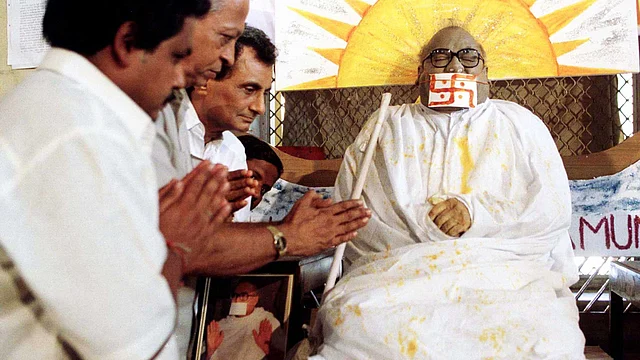 Devotees pray in front of the dead body of Acharya Devendra Muni, a prominent from the Jain religious community in Bombay. (Photo: Reuters)