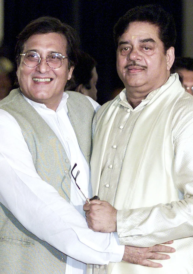 Actors-turned-politicians Shatrughan Sinha and Vinod Khanna pose for photographers after the swearing-in-ceremony in New Delhi, 1 July 2002. (Photo: Reuters)