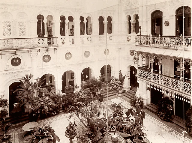 Esplanade Courtyard. (Photo Courtesy: Tata Central Archives)