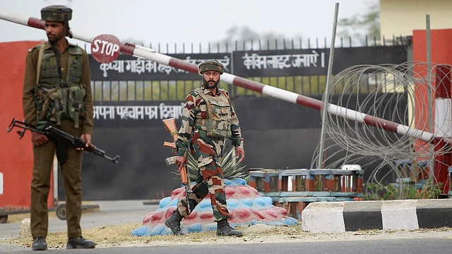 Soldiers take positions outside an army camp at Nagrota, in the outskirts of Jammu, on 29 November 2016. (Photo: AP)