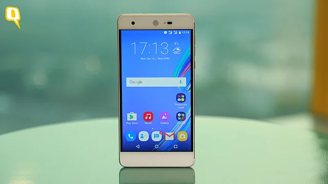InFocus Epic 1 is good to hold, easier to slip. (Photo: Shiv Kumar Maurya/<b>TheQuint</b>)