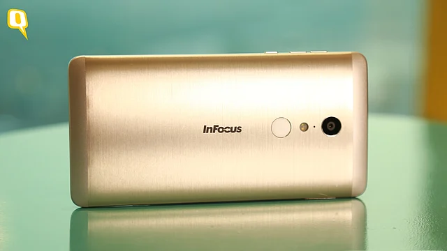 Epic 1 looks beautiful with the gold finished back, but the fingerprint scanner is painfully slow. (Photo: Shiv Kumar Maurya/<b>TheQuint</b>)