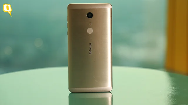 InFocus Epic 1 has an impressive battery packed inside. (Photo: Shiv Kumar Maurya/<b>TheQuint</b>)