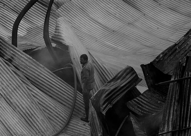 Fireman fighting a fire in Chattarpur, Delhi at a wood factory. In the case of big fires, firemen
spend as long as 8 hours at the same site combatting the fire. (Photo courtesy: Sameer Khan)