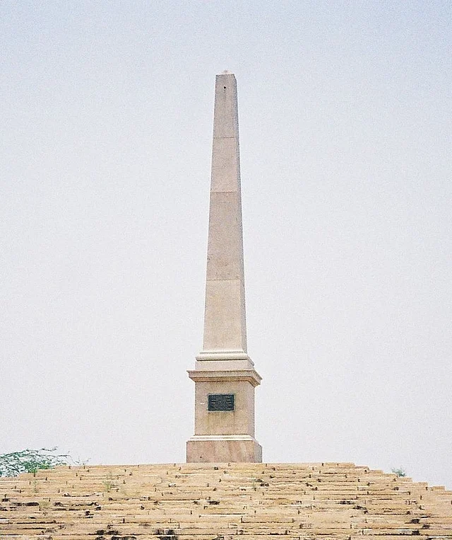 The Commemorative Obelisk (Photo Courtesy: <a href="https://en.wikipedia.org/wiki/Coronation_Park,_Delhi#/media/File:The_Obelsik_marking_the_Durbar_of_King_George_V_at_Coronation_Park,_Delhi.2JPG.jpg">Wikipedia</a>)