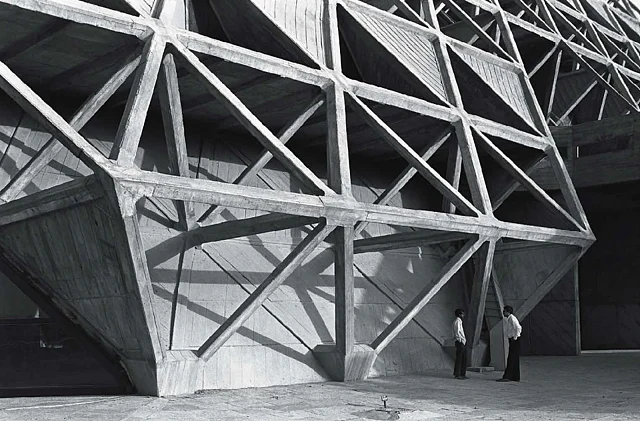 Photo capturing the springing point of a set of three nodes emerging from the ground with openings on both sides. (Photo: Copyright Mahendra Raj Archive via <a href="https://architexturez.net/doc/az-cf-123722">Architexturez.net</a>)