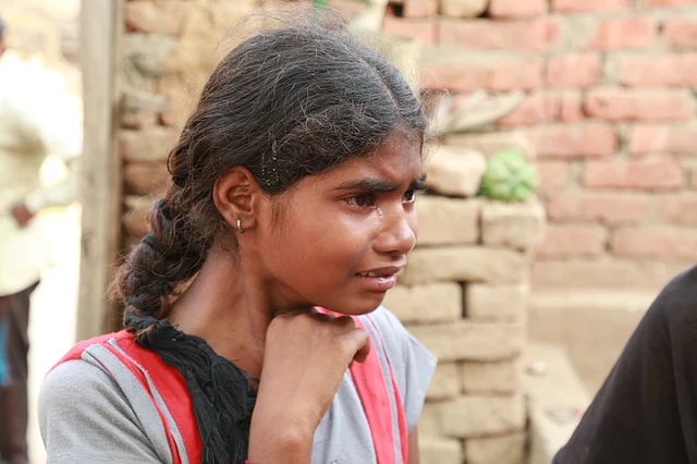 Indu, Anita Devi’s daughter, breaks into tears on listening to her mother complain about the way Dalits are treated in times of unrest. (Photo: Abhay Sharma/<b>The Quint</b>)