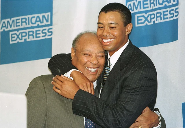 Tiger Woods (R) hugs his father Earl at a press meet in New York on 19 May 2007. (Photo: Reuters)