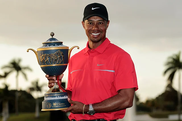 Tiger Woods poses with the Gene Sarazen Trophy after winning the 2013 WGC-Cadillac Championship PGA golf tournament in Doral, Florida 10 March 2013. (Photo: Reuters)