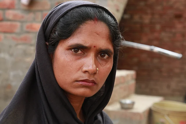 Anita Devi, a Dalit woman in Shabbirpur, asks why the brunt of the allegations of violence always falls on the lower castes. (Photo: Abhay Sharma/<b>The Quint</b>)