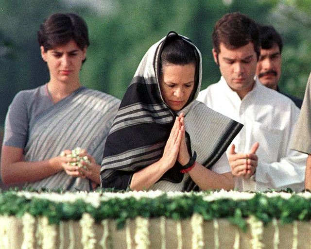 Priyanka Gandhi, Sonia Gandhi and Rahul Gandhi praying on the eighth death anniversary of Rajiv Gandhi. (Photo: Reuters)
