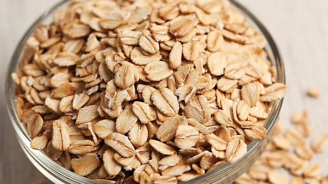 Oats are ideal breakfast option for keeping hunger pangs in control.
