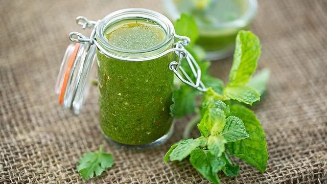 Struggling with hunger pangs? Gulp down a glass of freshly prepared mint cooler. 