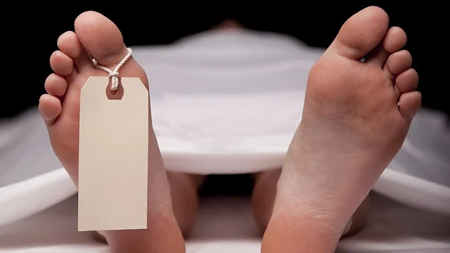 When the I-T officials were winding up their search around 12 pm, they found Senthil hanging in an office room.