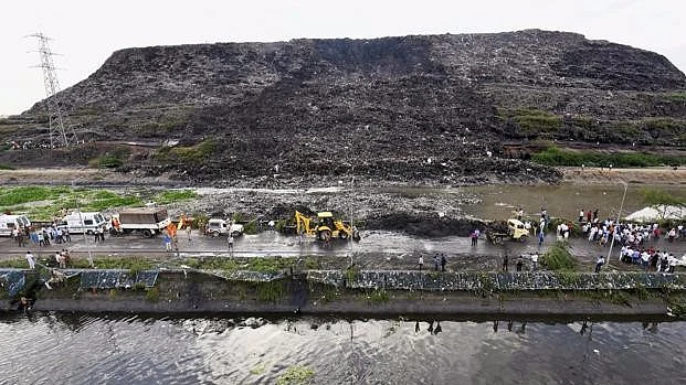 The trashslide that came crashing down in the river, leading to two deaths and injuring a dozen on 1 September. 