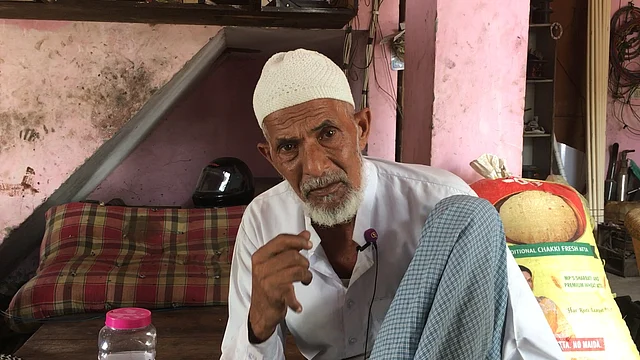 60-year-old Manzur has been left breathless by Ghazipur’s polluting landfill. 
