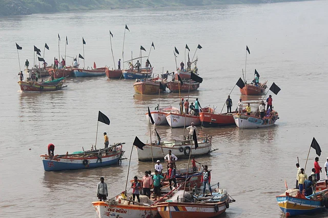 Fishermen protesting against the inauguration of the Bhadbhut barrage project by showing black flags in Bharuch district, 8 October, 2017.